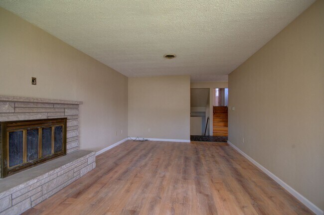 Building Photo - 3 bd 2.5 updated home Joliet