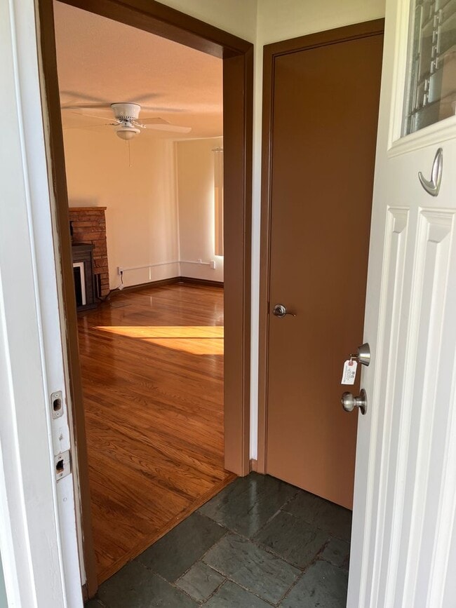 Building Photo - Close to Schools and Shopping