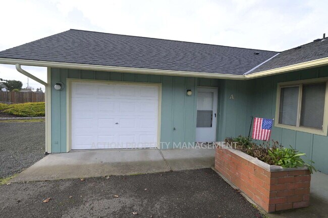 Foto del edificio - 2 bed, 2 bath, 1 car garage- water, sewer and yard care included!