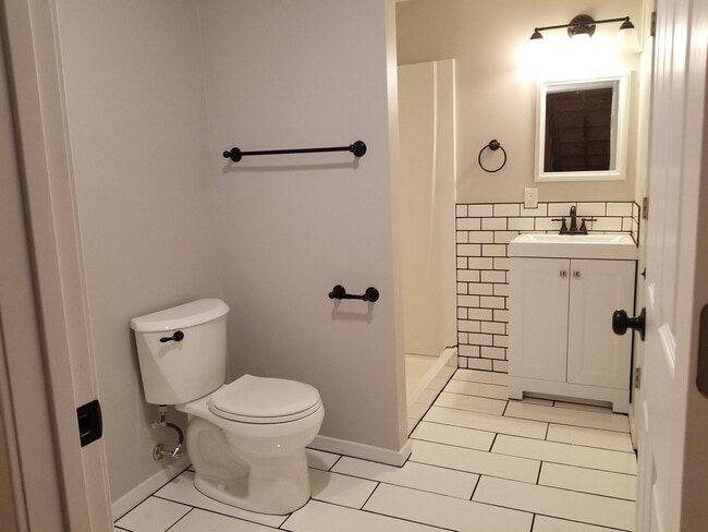 Building Photo - 619 Willow Creek Ct