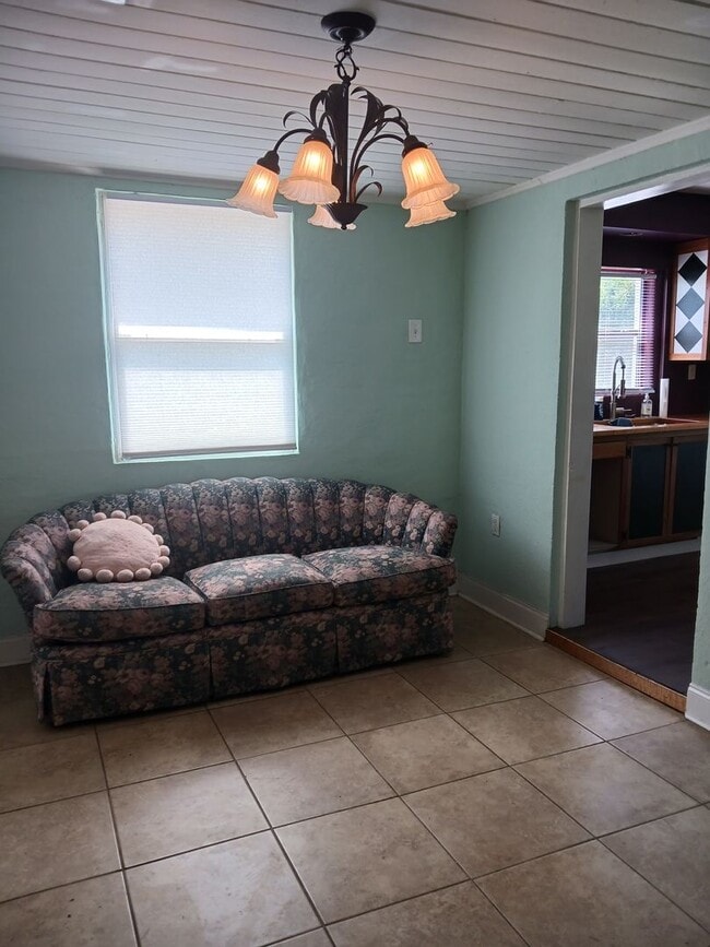 Building Photo - Charming 3 Bedroom, 2 Bathroom Home for Re...