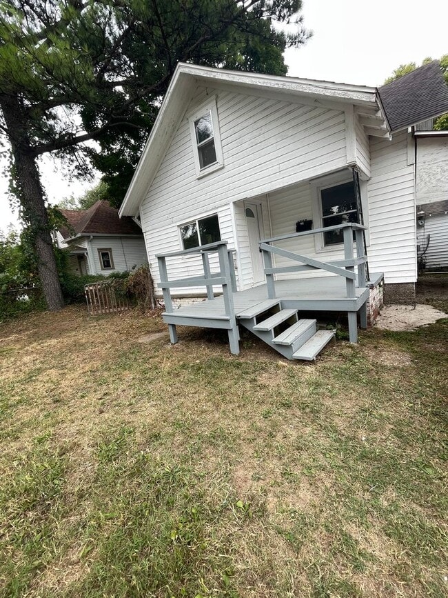 Building Photo - Available Now Great Home with Tons of Storage