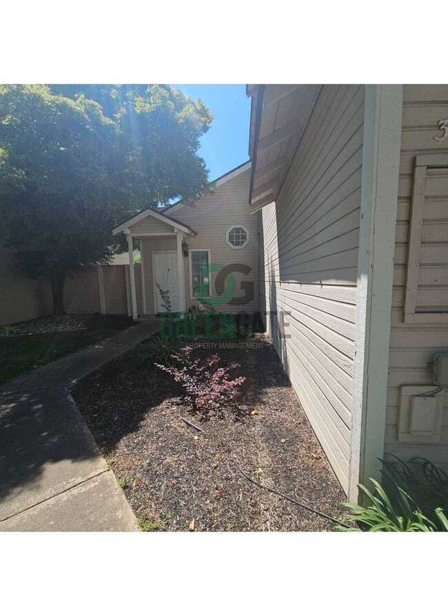 Building Photo - Beautiful 3 BEDROOM 2.5 BATH HOME IN MODES...