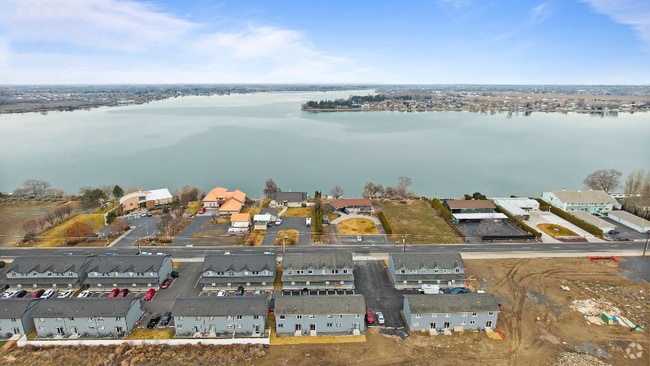 Building Photo - 2631 W Marina Dr
