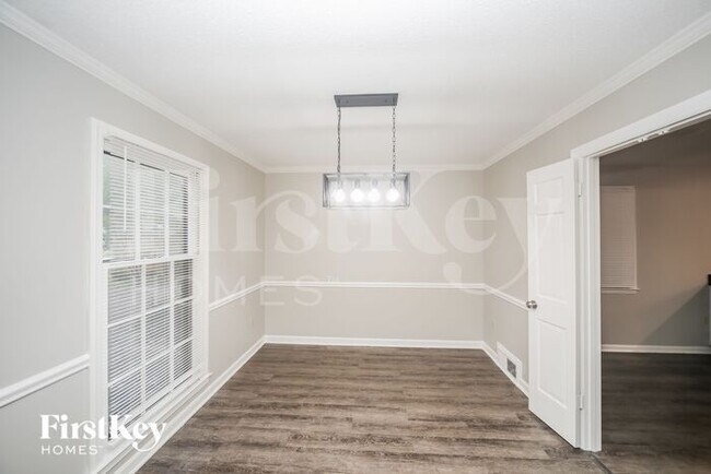 Building Photo - 2506 MacKinnon Dr