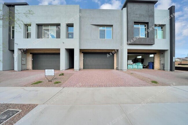 Foto del edificio - Luxury 3-Bedroom Townhome with Rooftop Dec...