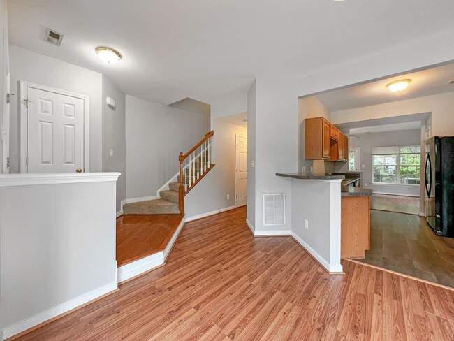 Building Photo - Move-In Ready Townhome Near Chippenham Par...