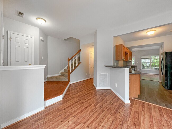 Foto del edificio - Move-In Ready Townhome Near Chippenham Par...