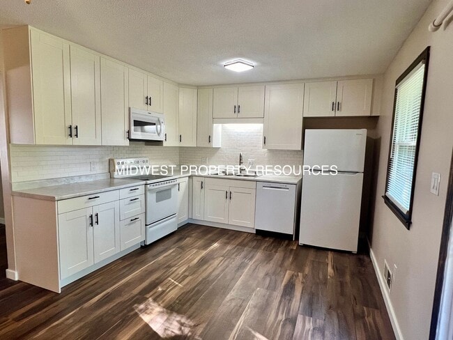 Building Photo - Freshly Updated 3 Bedroom Duplex