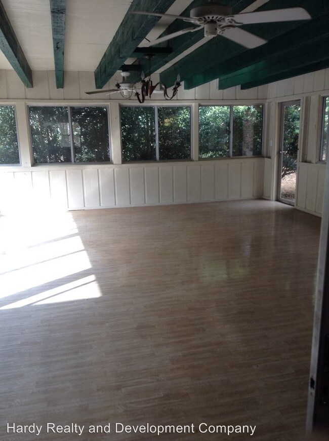 Foto del edificio - 269 W Hermitage Rd NE