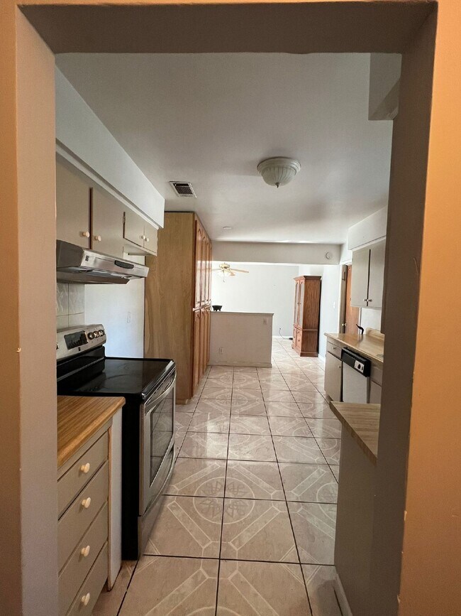 Building Photo - Beautiful Three Bedroom House With Lots of...