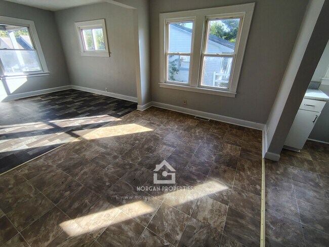 Foto del edificio - 1323 W 10th St