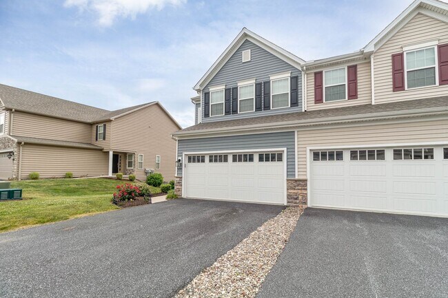 Foto del edificio - Cumberland Valley School District End Unit...
