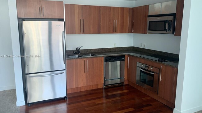 Building Photo - 300 S Biscayne Blvd