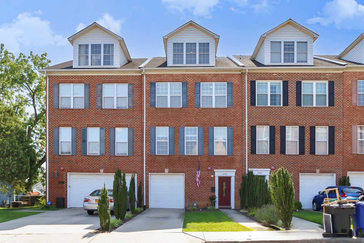 Large Arlington Townhome - 2022 N Culpeper St (Arlington, VA)