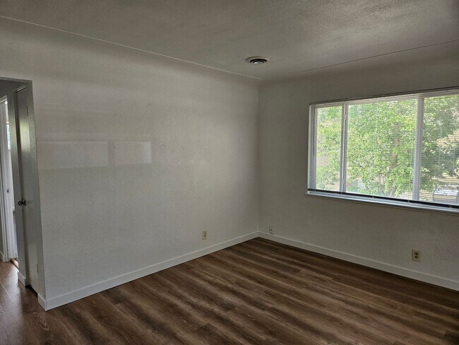 Building Photo - Cute 2 Bedroom/1 Bathroom Duplex Near Lowr...