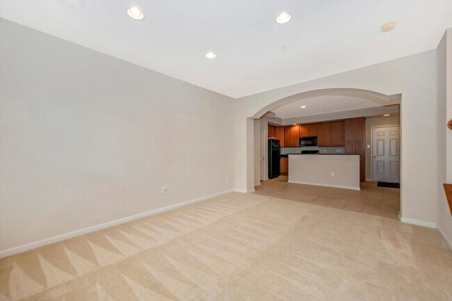 Foto del edificio - Desirable Two Level Condo For Lease - Not Pet Friendly