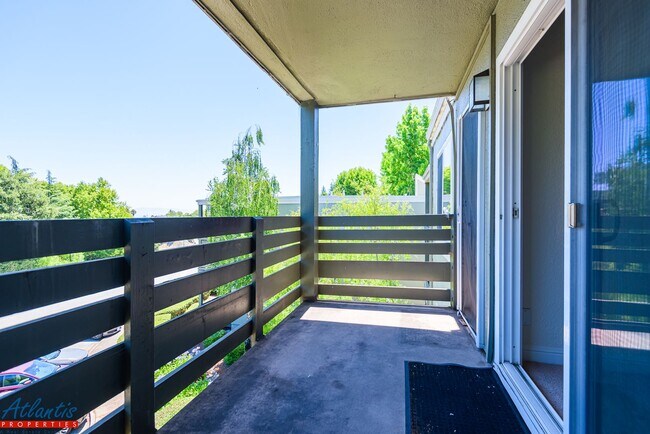 Foto del edificio - Farm Hill Condo | Desirable Location