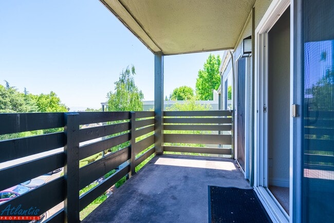 Building Photo - Farm Hill Condo | Desirable Location
