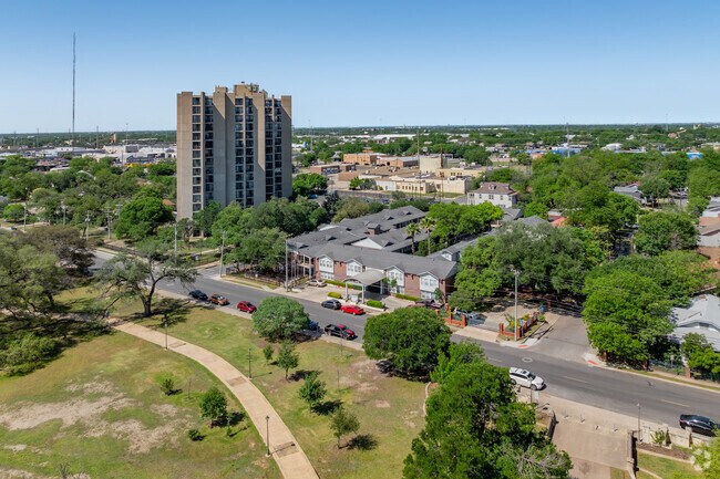 Contexto - College Park Apartments