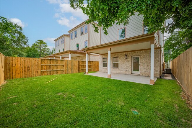 Building Photo - 2206 Hoskins Dr