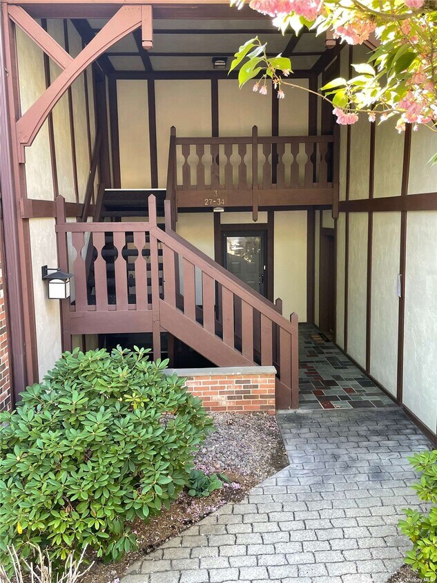 Primary Photo - 33 Foxwood Cir