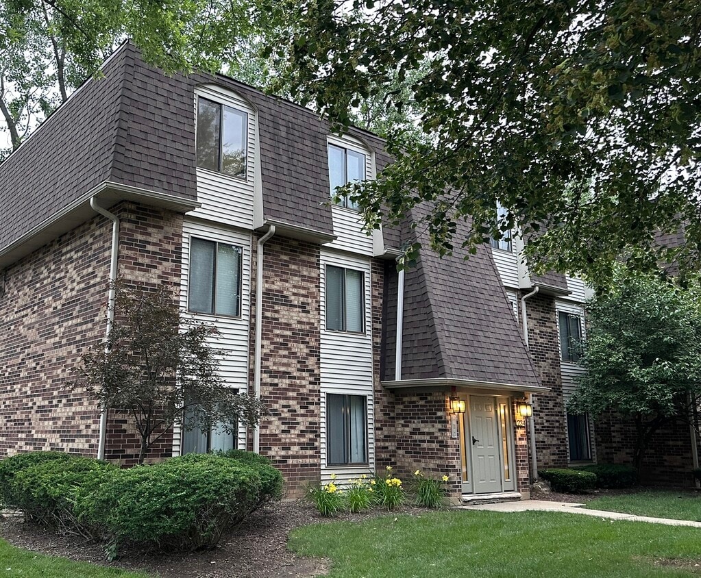 Primary Photo - 234 W Ct of Shorewood