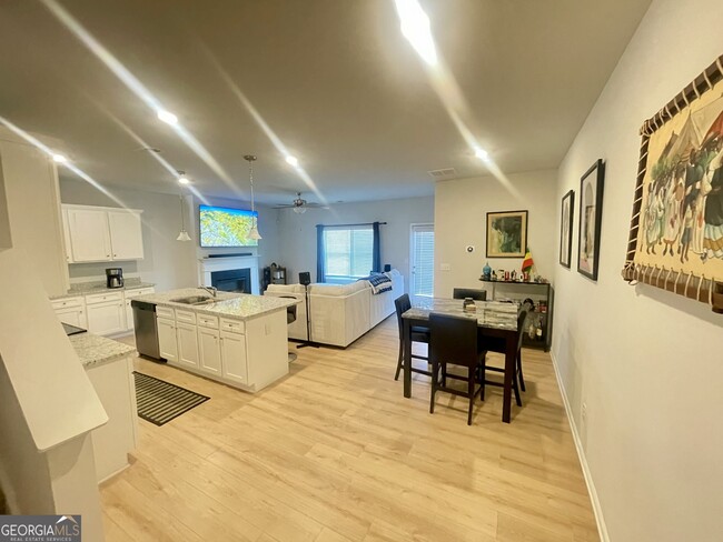 Foto del edificio - 7540 Knoll Hollow Rd