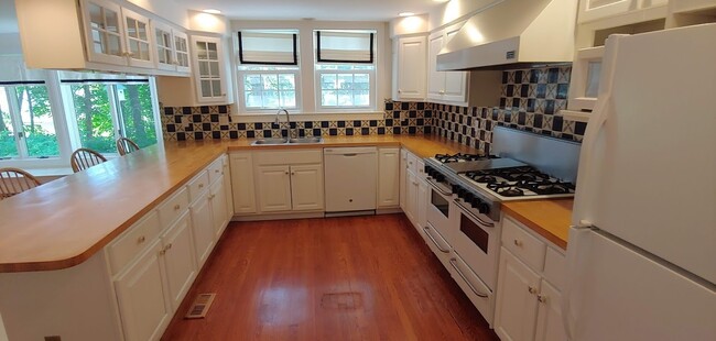 Building Photo - ***Please Respond Directly to the Online L...