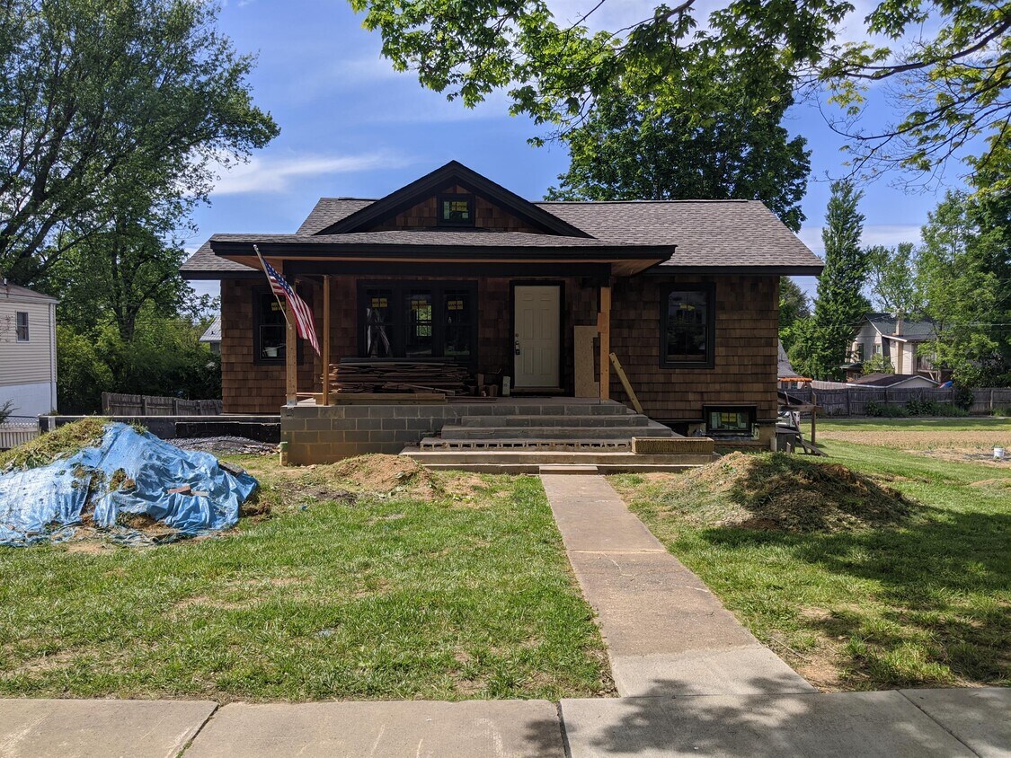 822 W Locust St Unit 1B, Johnson City, TN 37604 Apartment for Rent in Johnson City, TN