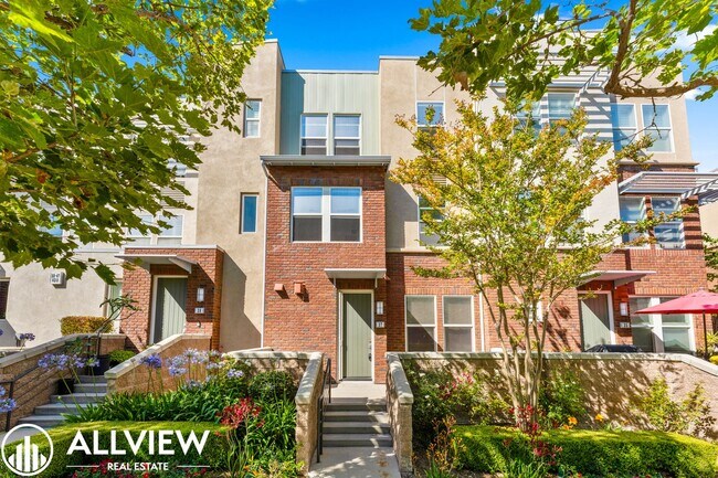 Building Photo - Modern 2 Bed, 2.5 Bath Townhome Available in Aliso Viejo!