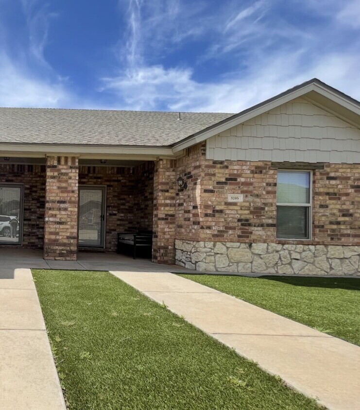 Primary Photo - Cute 3/2/2 townhome in the Lubbock-Cooper ...