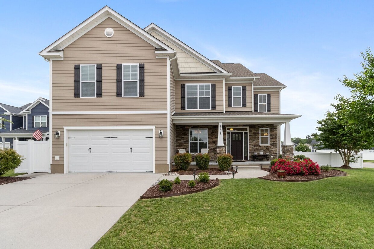 Foto principal - 5 Bedroom 3.5 bath home in Hickory Landing