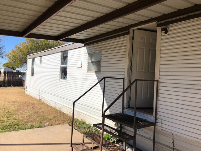 Building Photo - Trailer House; 3 bed 2 bath, covered patio