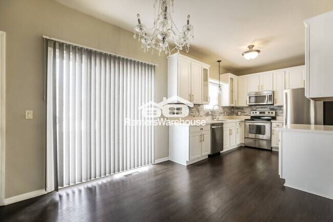 Building Photo - Amazing 4 Bed, 2.5 Bath Home in Lee's Summ...