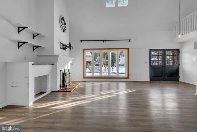 Building Photo - 1080 Crestview Dr