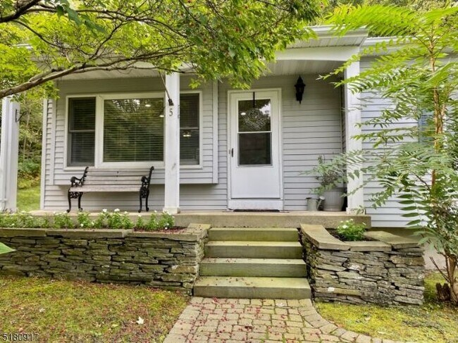 Building Photo - 5 Janice Dr