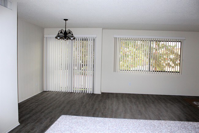 Building Photo - 301 E Fairview Ave