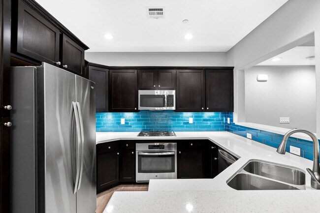 Foto del edificio - Live Where the Action Is: Modern Townhome Steps from Downtown Summerlin! available 4/1