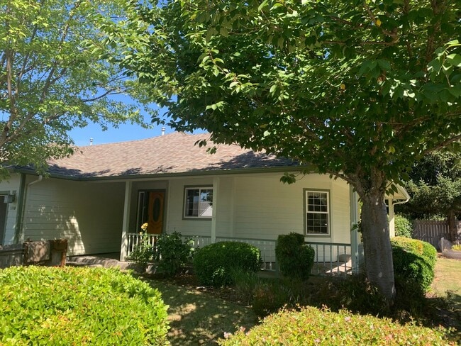 Building Photo - 3BD 2BTH w/2 Car Garage & Landscaped Yard
