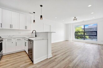 Building Photo - 4350 W Lawrence Ave