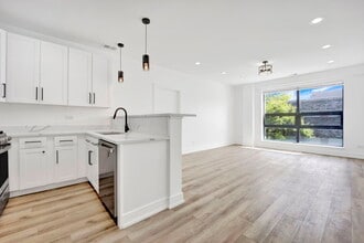 Building Photo - 4350 W Lawrence Ave