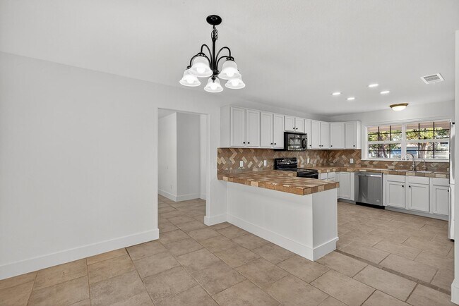 Foto del edificio - 670 Woodland Acres Dr