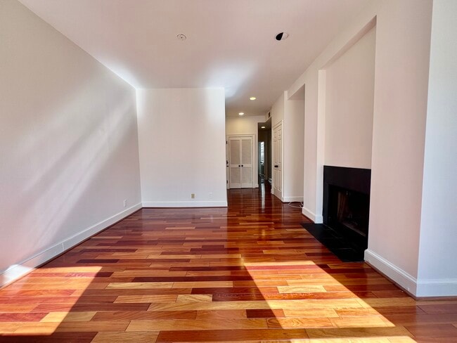 Building Photo - 1413 Hopkins St NW