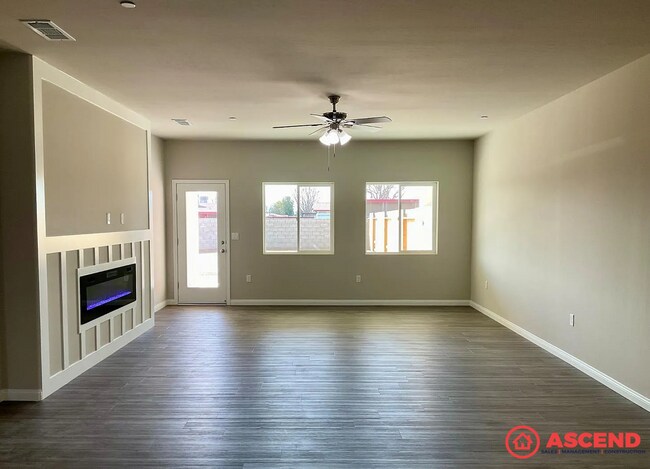 Foto del edificio - Spacious 4-Bedroom, 2-Bath Home with Fireplace, Garage & Full Appliances — No Pets