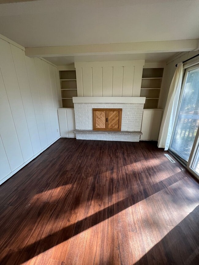 Building Photo - Trafalger Place Duplex