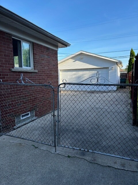 2.5 car garage - 707 Riverbank St