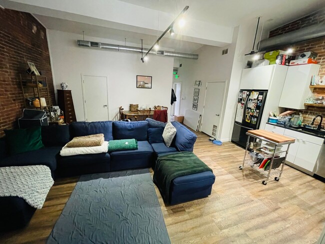 Foto del edificio - Spacious Master Bedroom and En-Suite in La...