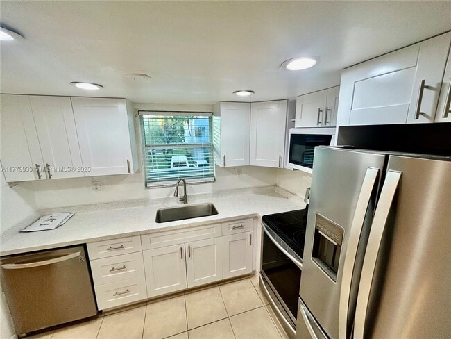 Building Photo - 9375 Fontainebleau Blvd