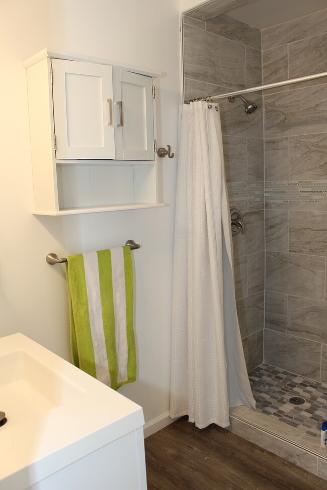 Bath 1 pics - 2140 W 83rd St